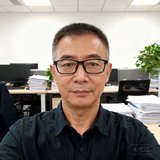 体育媒体编辑陈先生头像，戴着眼镜的中年男性，背景是编辑部办公室